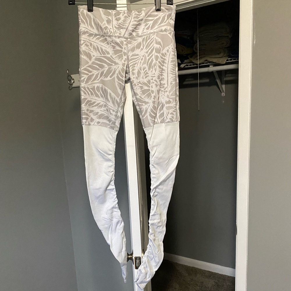 High waisted Goddess legging from Alo. Size small.